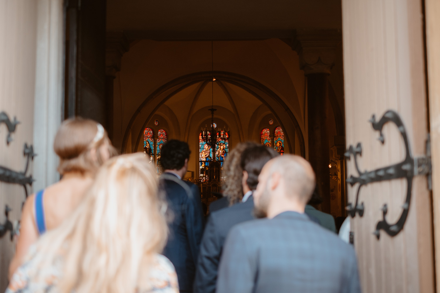 Invités lors d’une cérémonie de mariage à l’église