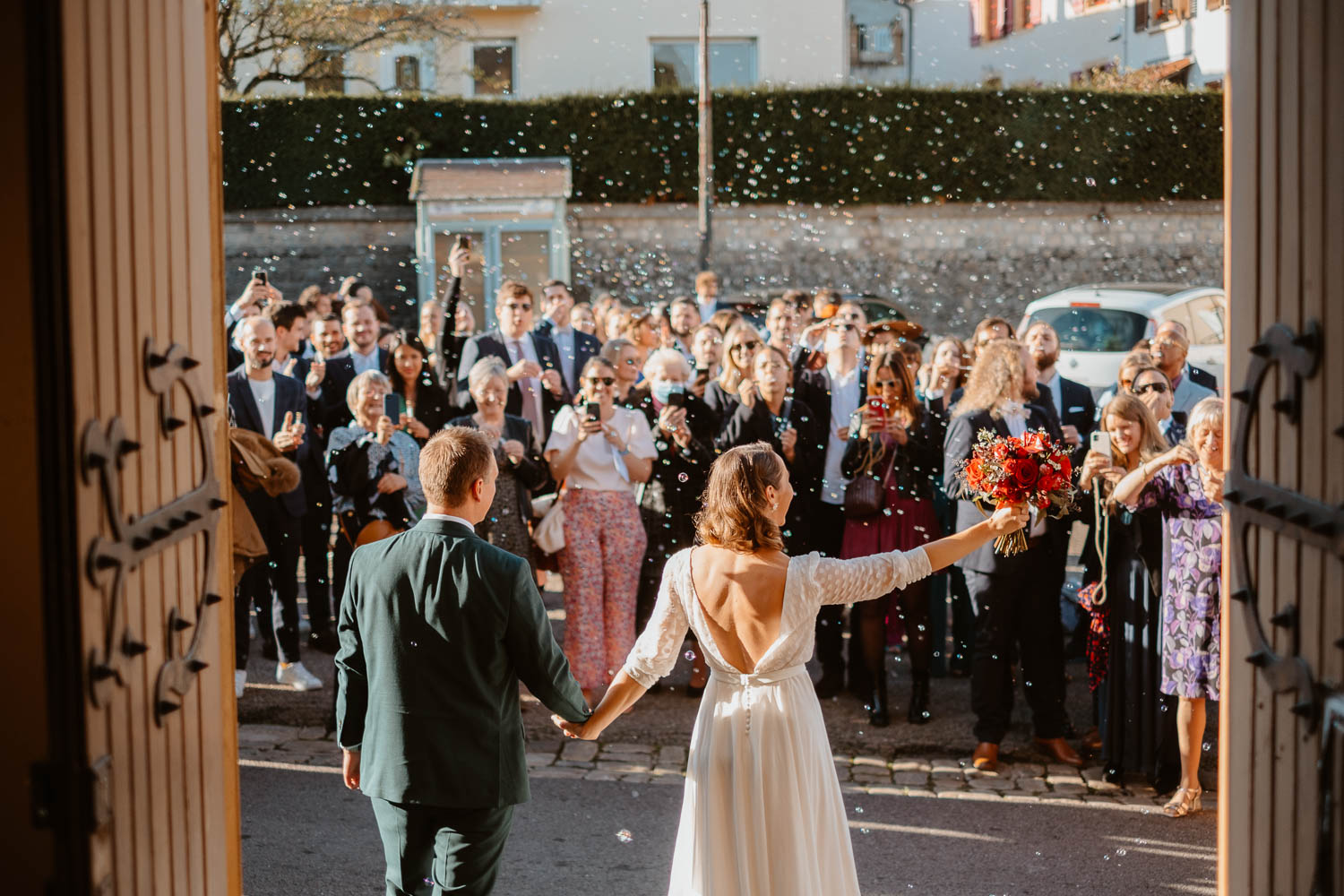 Invités lors d’une cérémonie de mariage à l’église