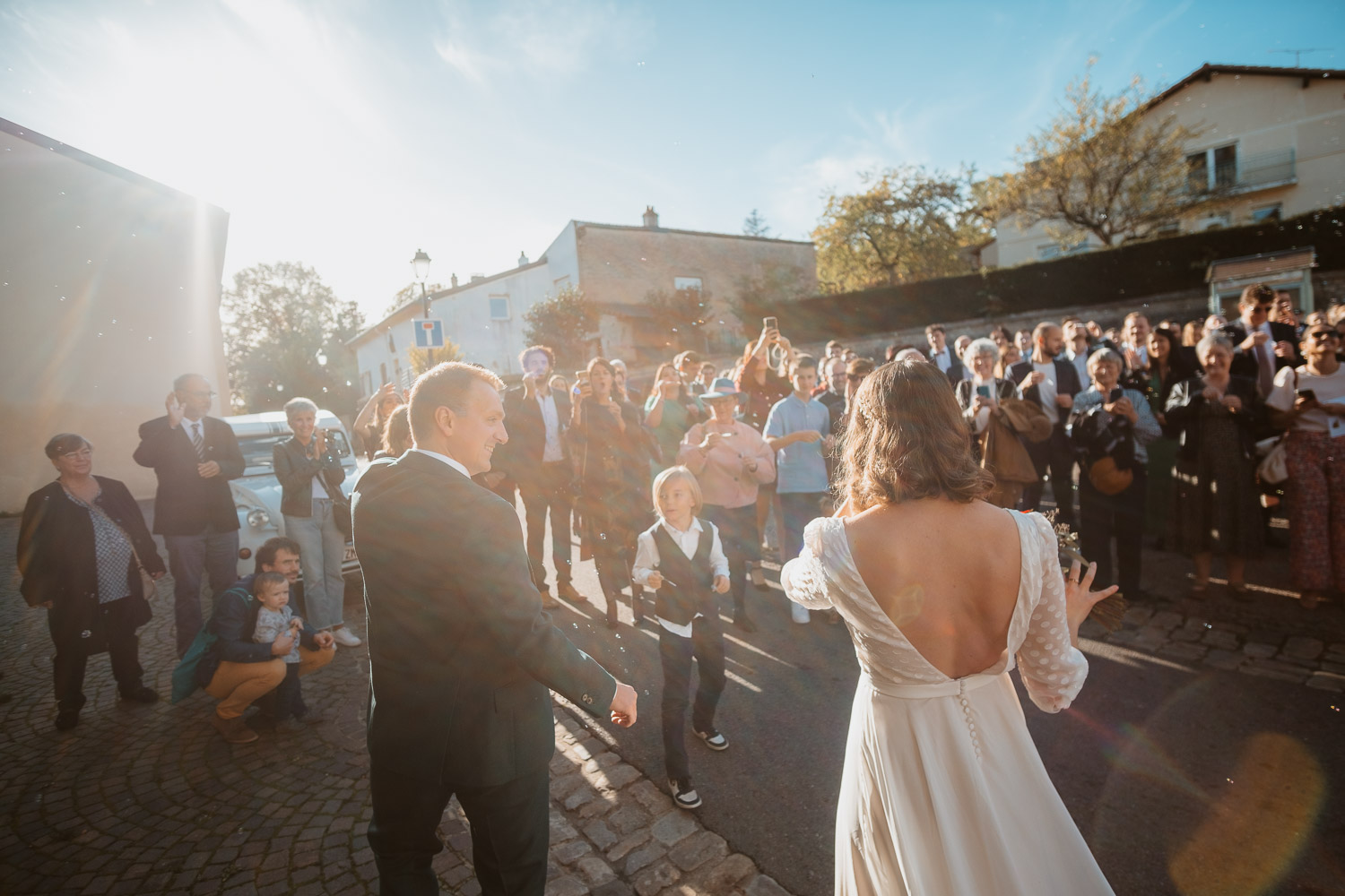 Invités lors d’une cérémonie de mariage à l’église