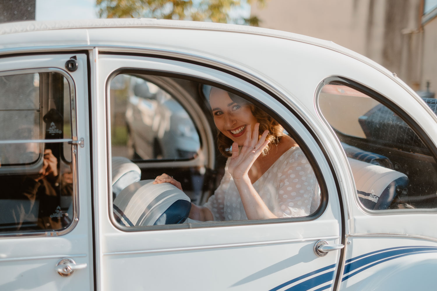 Reportage photo des préparatifs d’un mariage automnal en 2CV