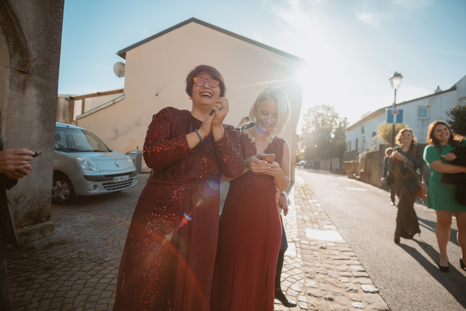 Invités lors d’une cérémonie de mariage à l’église