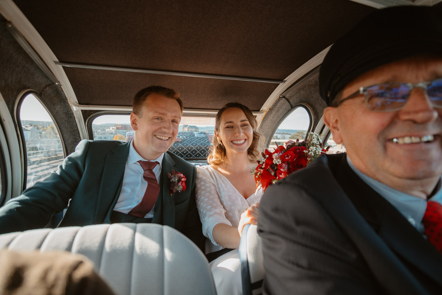 Reportage photo des préparatifs d’un mariage automnal en 2CV