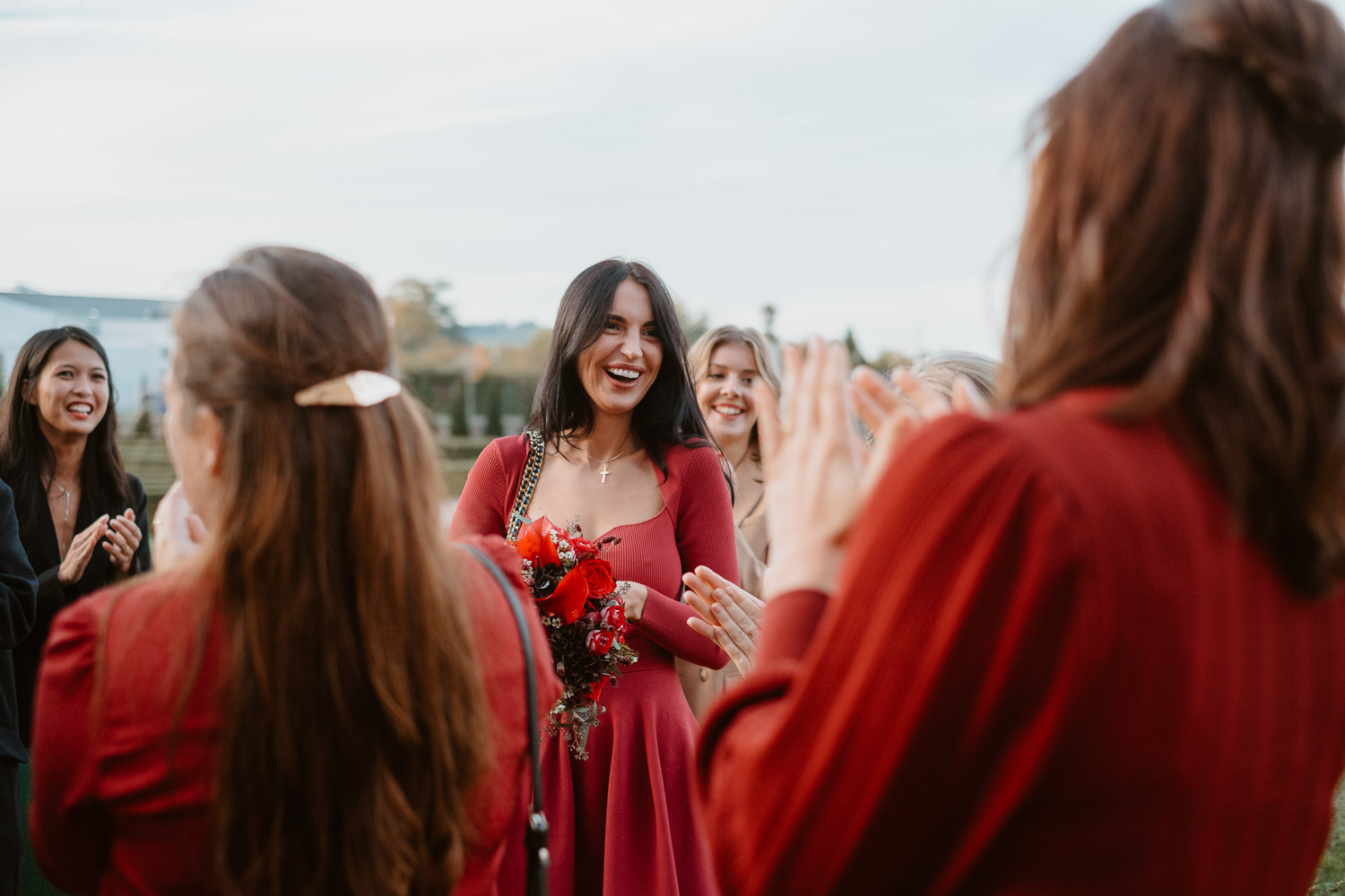 Lancer de bouquet lors d’un mariage d’automne à l’abbaye des prémontrés