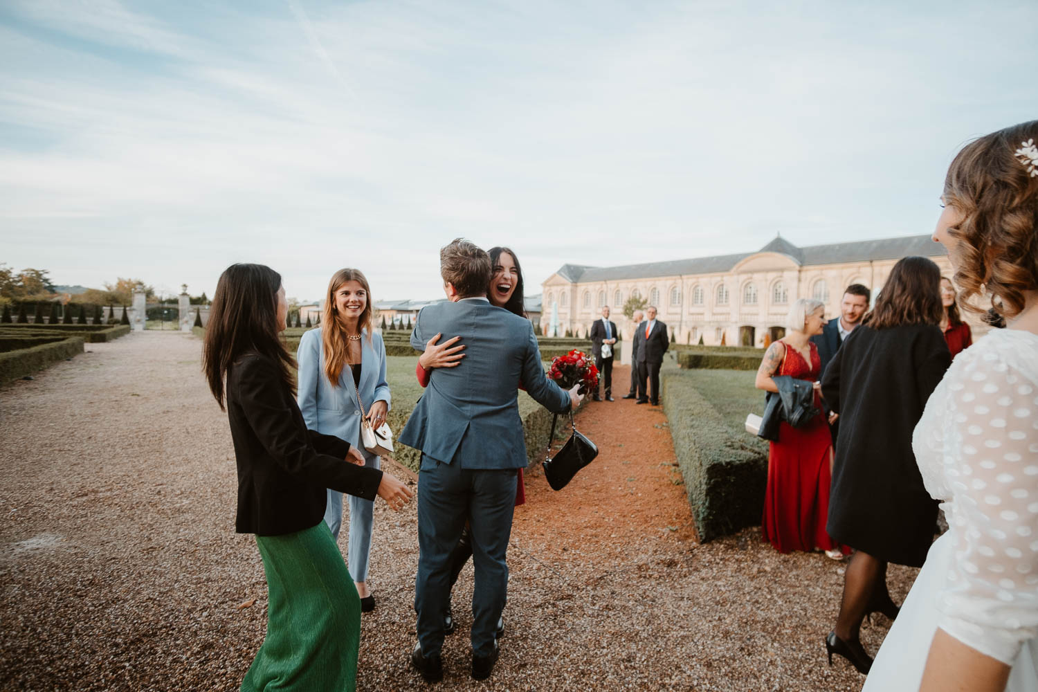 Lancer de bouquet lors d’un mariage d’automne à l’abbaye des prémontrés