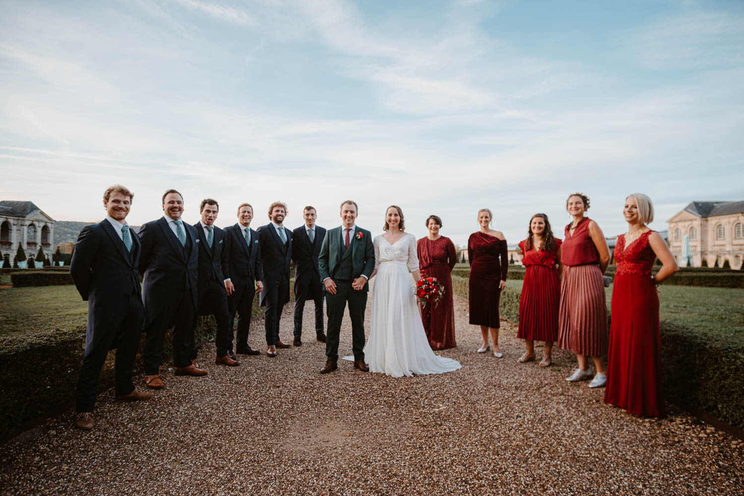 Photos de groupe fun d’un mariage d’automne à l’abbaye des prémontrés