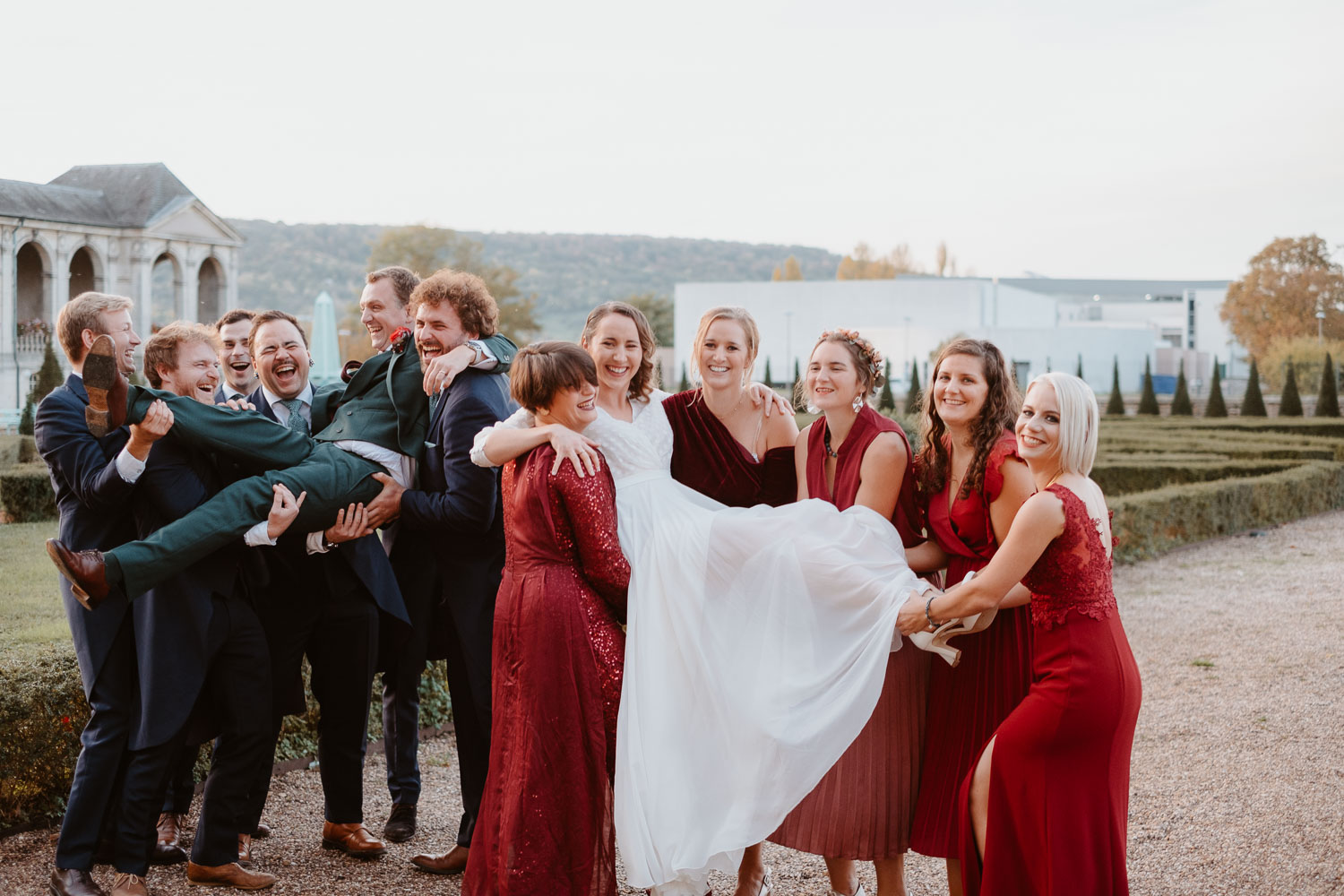 Photos de groupe fun d’un mariage d’automne à l’abbaye des prémontrés