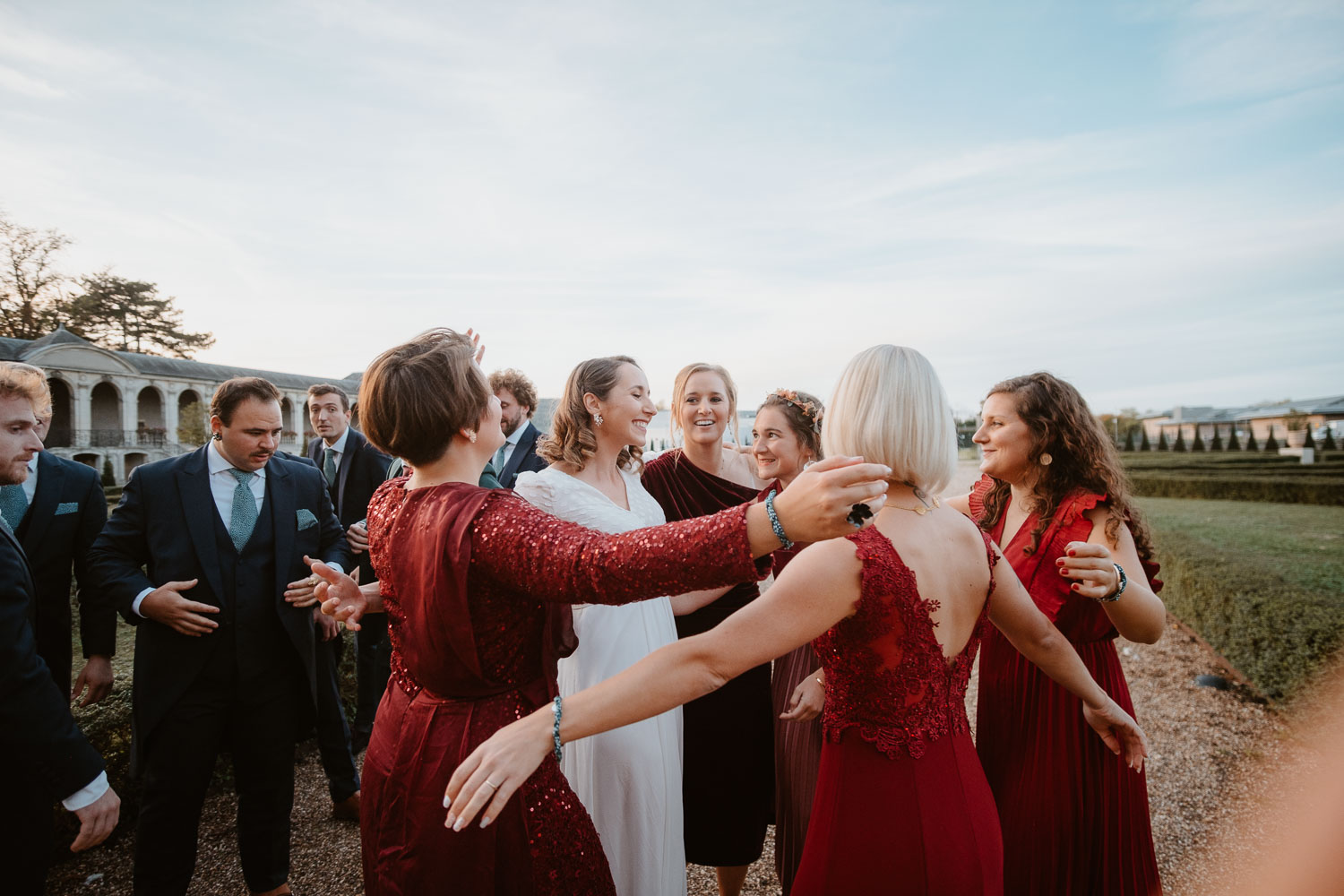 Photos de groupe fun d’un mariage d’automne à l’abbaye des prémontrés