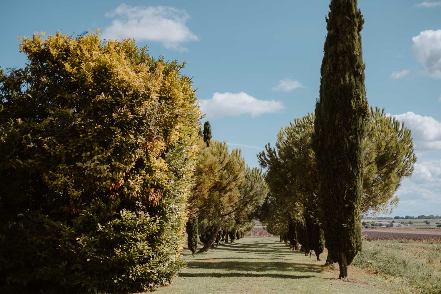 Reportage photo lifestyle d’un mariage en septembre au Château de Théon en Charente Maritime