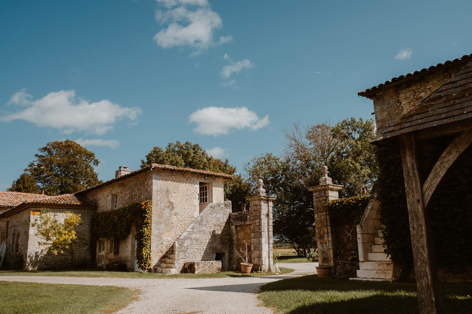 Reportage photo lifestyle d’un mariage en septembre au Château de Théon en Charente Maritime