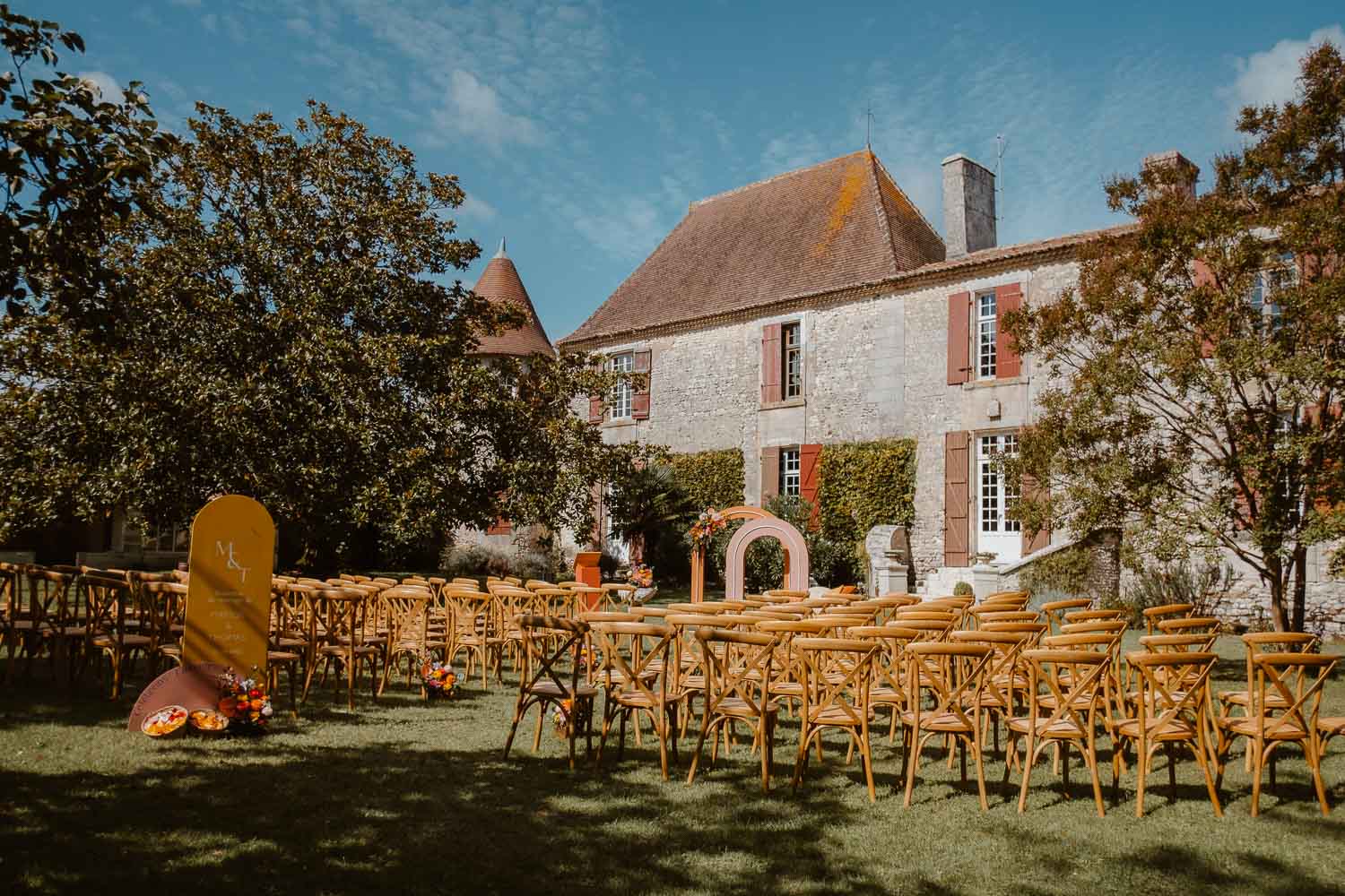 Décor de cérémonie laïque au Château de Théon par le Studio Aloki