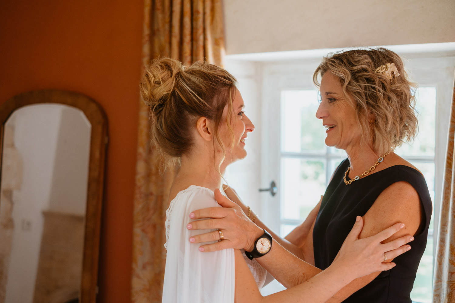 Mariée et sa maman lors des préparatifs d’un mariage en septembre