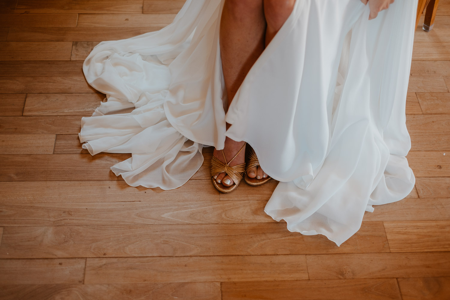 Elegants talons d'une mariée lors des préparatifs