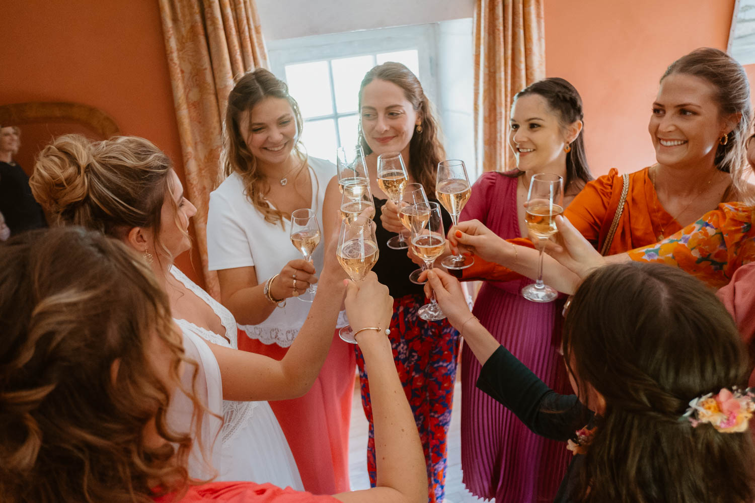 Mariée et ses amis qui boivent une coupe de champagne avant la cérémonie