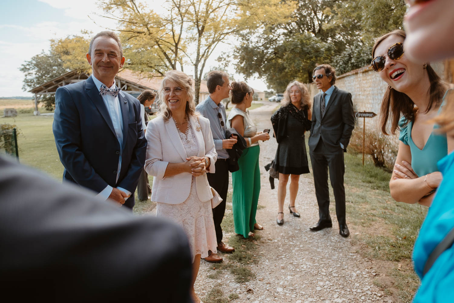 Attente avant la cérémonie laïque en extérieur au Château de Théon en Charente Maritime