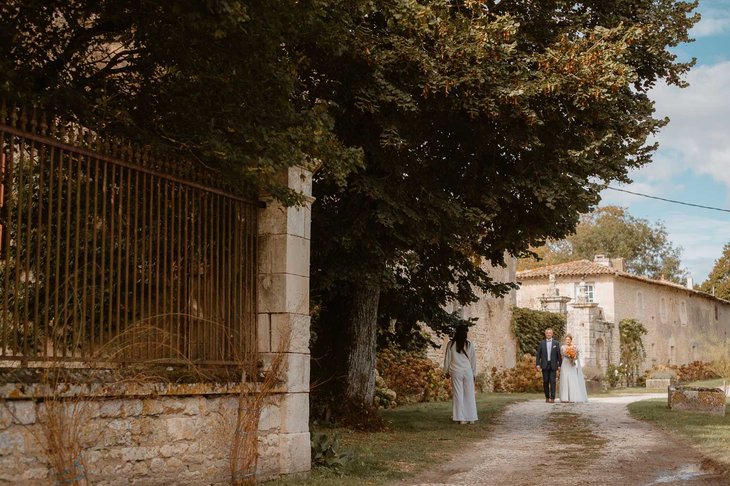 Arrivée de la mariée et de son papa à la cérémonie laïque en extérieur au Château de Théon en Charente Maritime