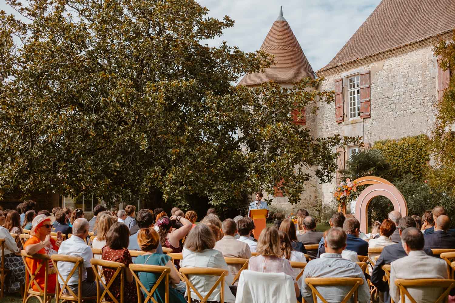 Reportage photo lifestyle de la cérémonie laïque d’un mariage au Château de Théon en Charente Maritime