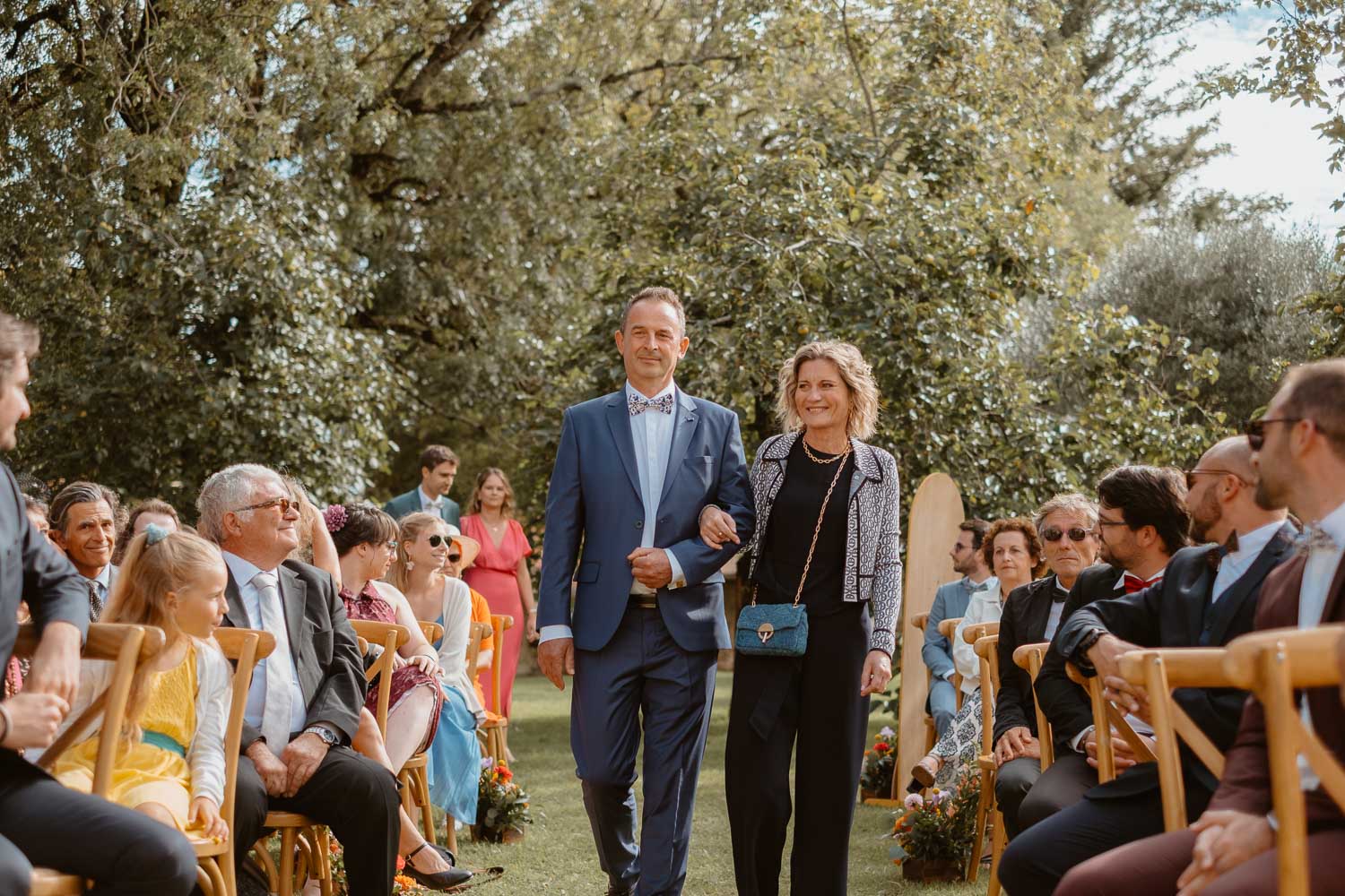 Reportage photo lifestyle de la cérémonie laïque d’un mariage au Château de Théon en Charente Maritime