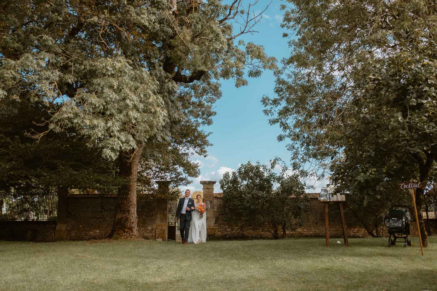 Arrivée de la mariée et de son papa à la cérémonie laïque en extérieur au Château de Théon en Charente Maritime