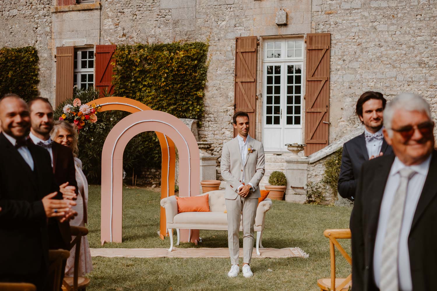 Reportage photo lifestyle de la cérémonie laïque d’un mariage au Château de Théon en Charente Maritime