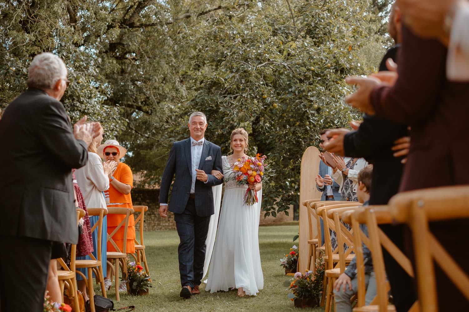 Arrivée de la mariée et de son papa à la cérémonie laïque en extérieur au Château de Théon en Charente Maritime