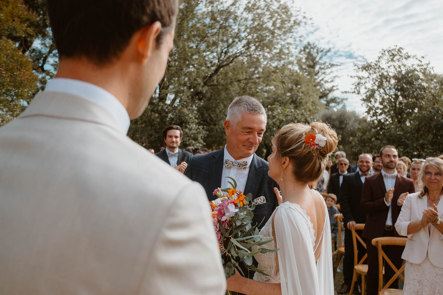 Arrivée de la mariée et de son papa à la cérémonie laïque en extérieur au Château de Théon en Charente Maritime