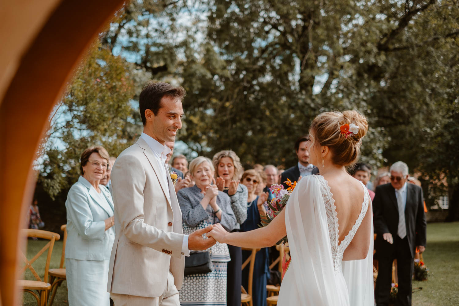 Reportage photo lifestyle de la cérémonie laïque d’un mariage au Château de Théon en Charente Maritime