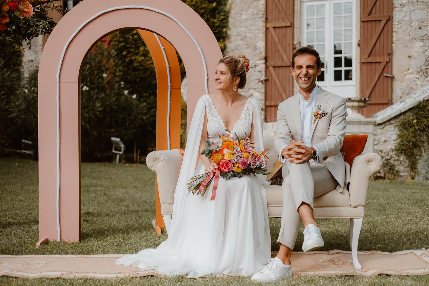 Reportage photo lifestyle de la cérémonie laïque d’un mariage au Château de Théon en Charente Maritime