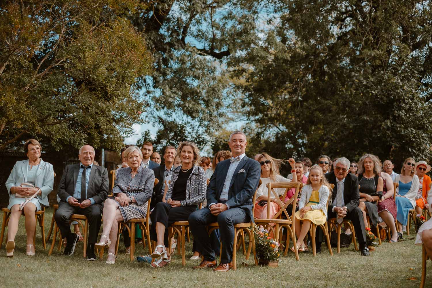 Reportage photo lifestyle de la cérémonie laïque d’un mariage au Château de Théon en Charente Maritime