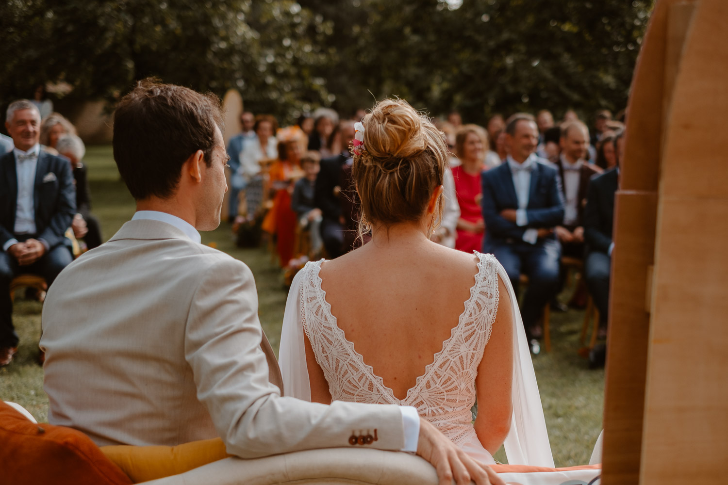 Reportage photo lifestyle de la cérémonie laïque d’un mariage au Château de Théon en Charente Maritime