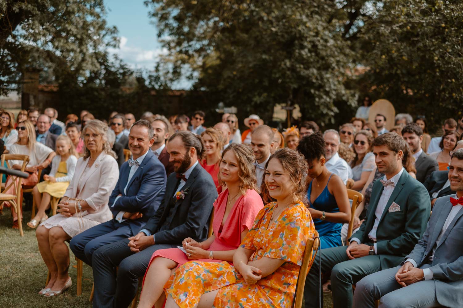 Reportage photo lifestyle de la cérémonie laïque d’un mariage au Château de Théon en Charente Maritime