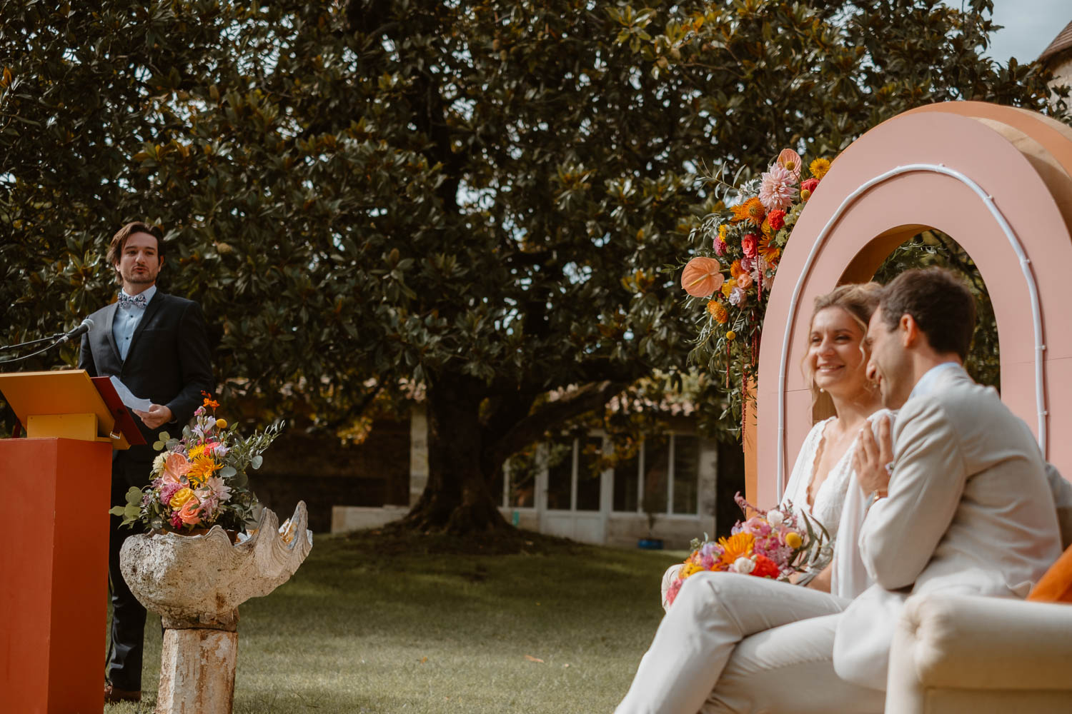 Reportage photo lifestyle de la cérémonie laïque d’un mariage au Château de Théon en Charente Maritime