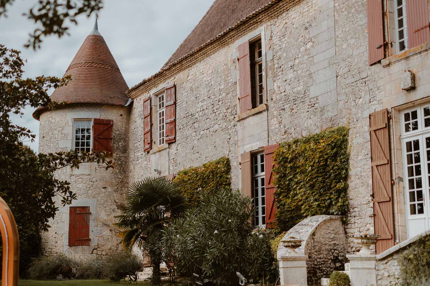 Reportage photo lifestyle de la cérémonie laïque d’un mariage au Château de Théon en Charente Maritime