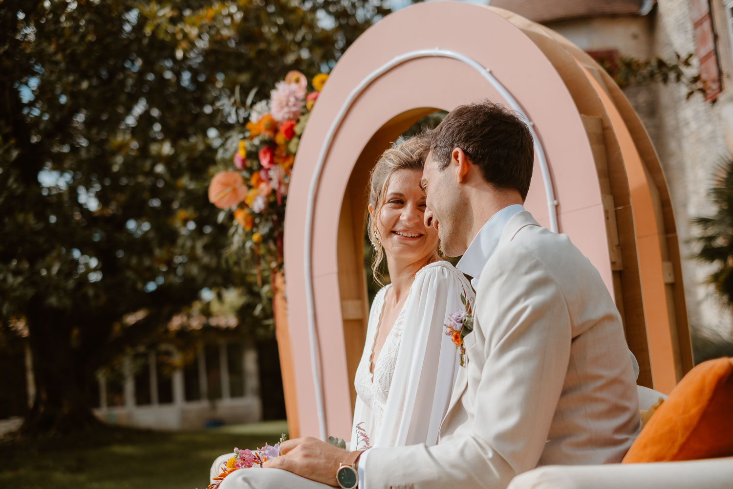 Reportage photo lifestyle de la cérémonie laïque d’un mariage au Château de Théon en Charente Maritime