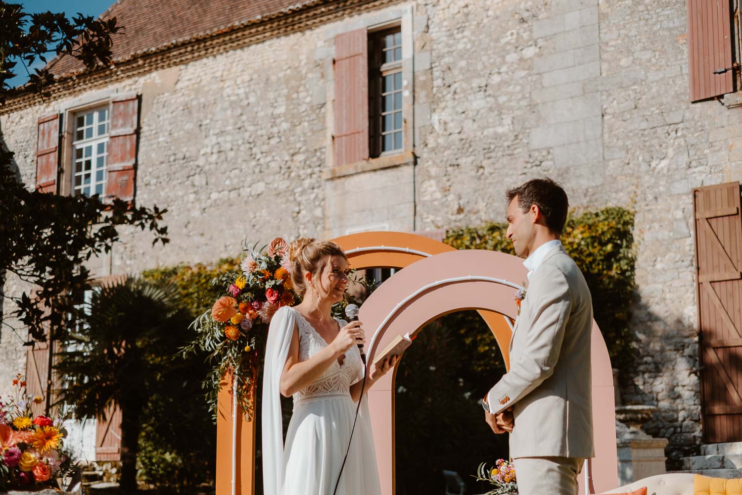 Voeux des mariés lors d'une cérémonie laïque d’un mariage au Château de Théon en Charente Maritime