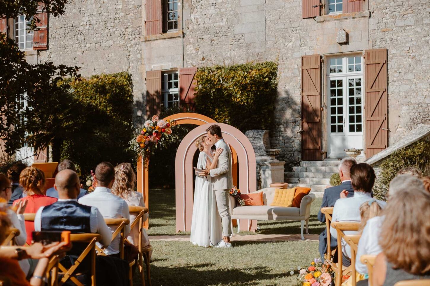 Echange d'alliances lors d'une cérémonie laïque d’un mariage au Château de Théon en Charente Maritime