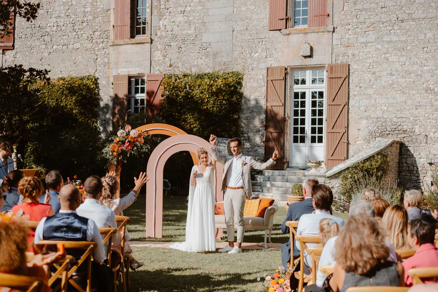 Reportage photo lifestyle de la cérémonie laïque d’un mariage au Château de Théon en Charente Maritime