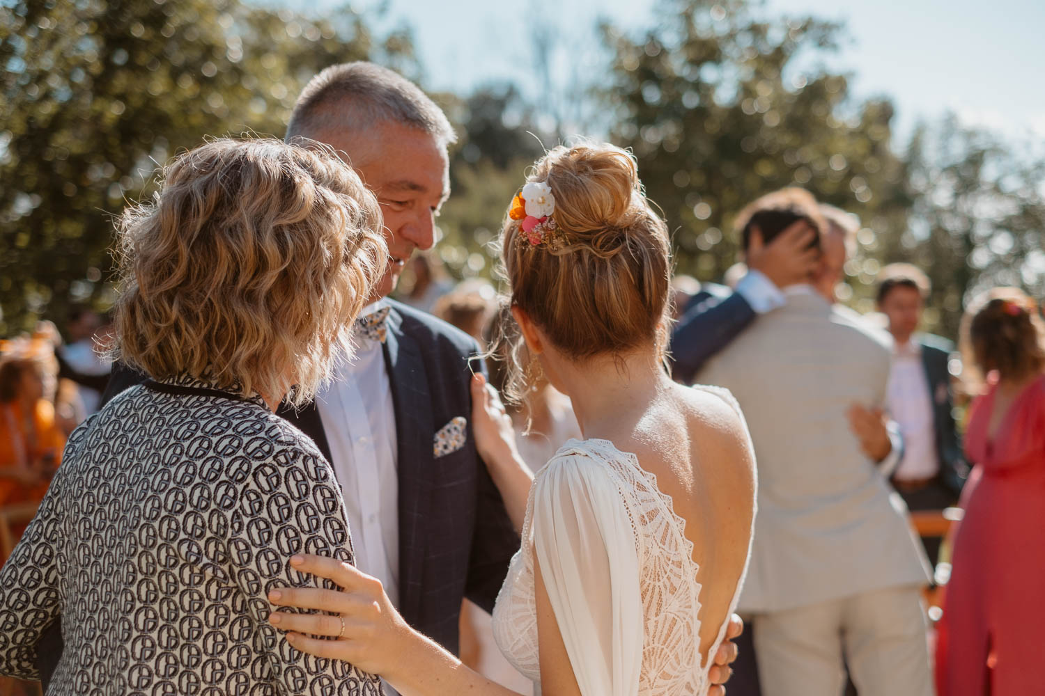 Embrassades et calins lors d'une cérémonie laïque de mariage