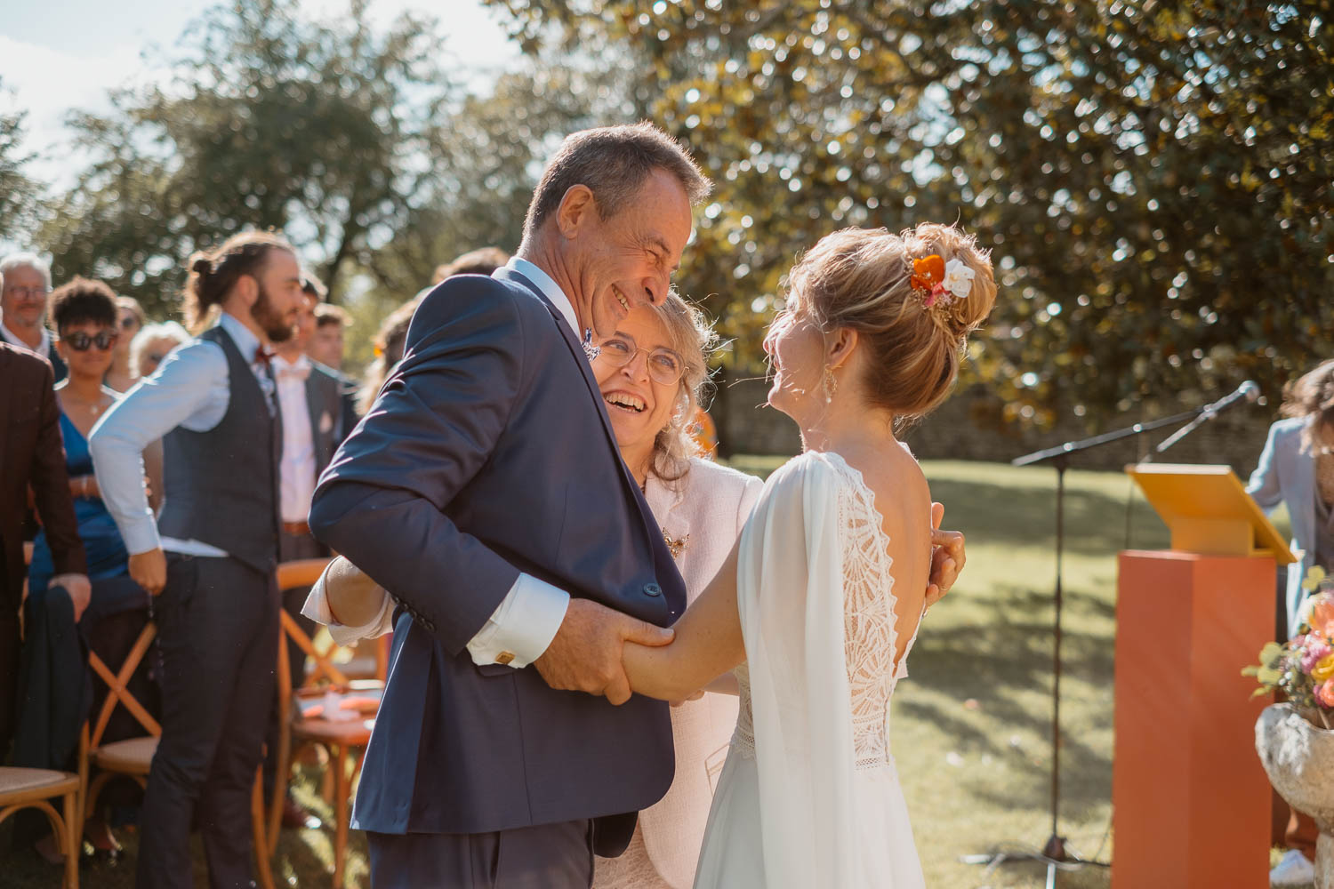 Embrassades et calins lors d'une cérémonie laïque de mariage