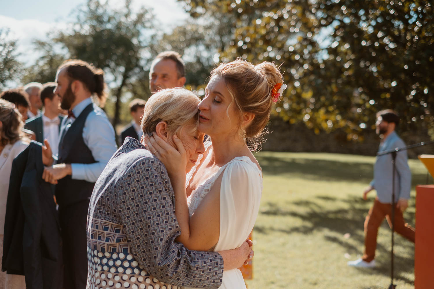 Embrassades et calins lors d'une cérémonie laïque de mariage