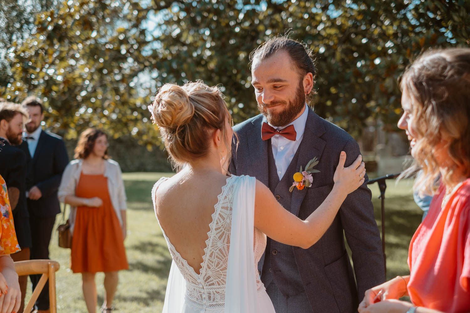 Embrassades et calins lors d'une cérémonie laïque de mariage