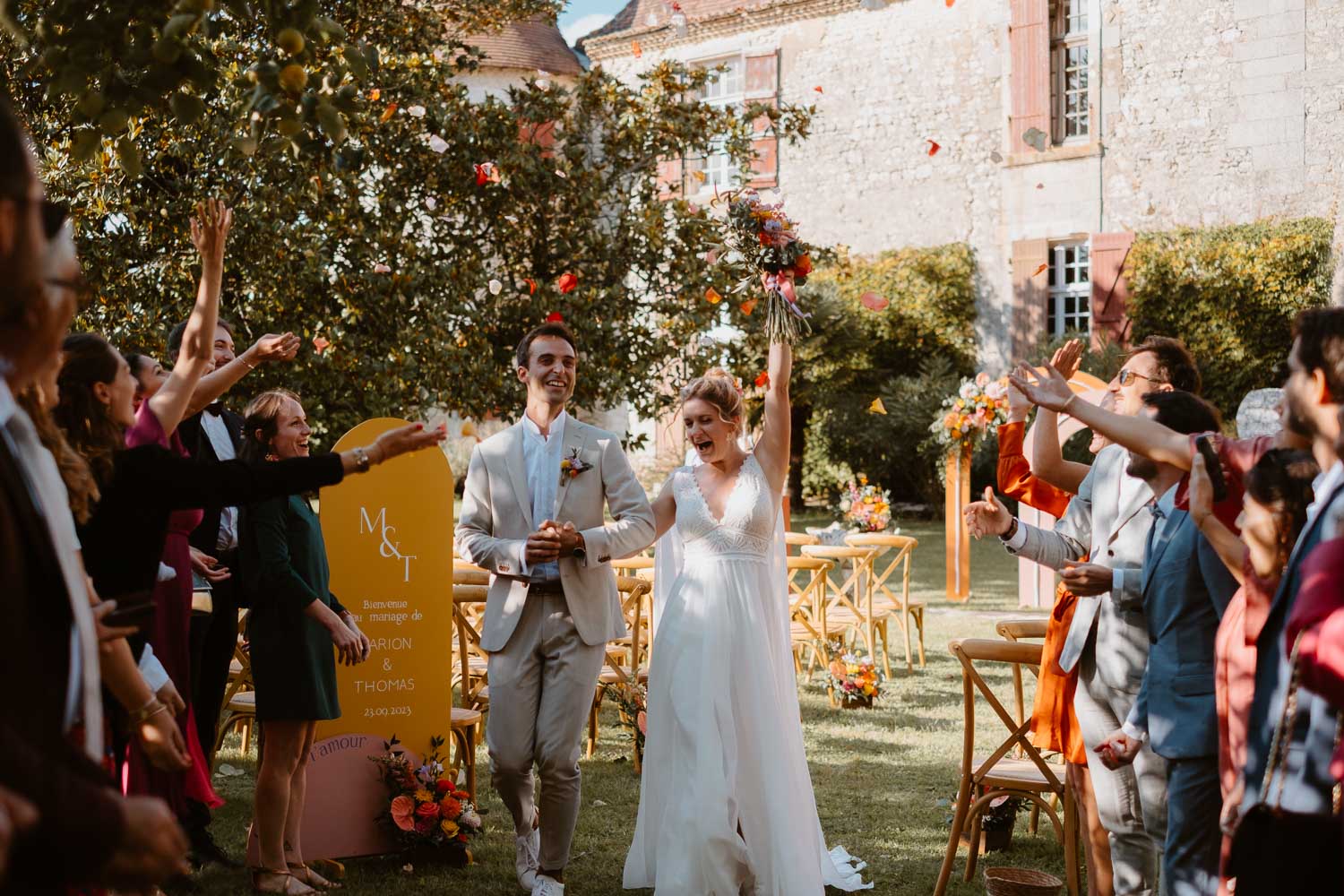 Sortie de mariés lors d'une cérémonie laïque d’un mariage en Charente Maritime