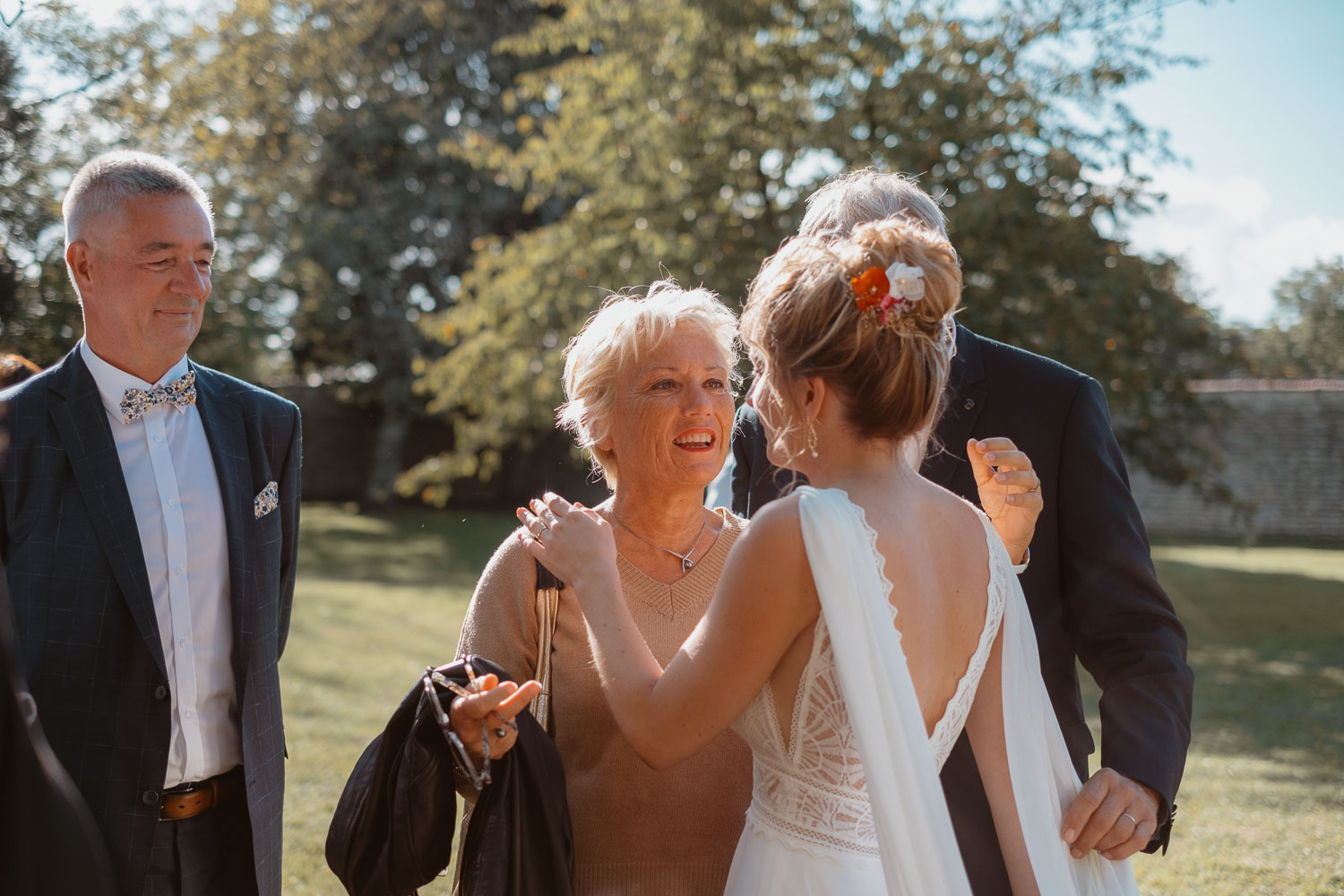 Embrassades et calins lors d'une cérémonie laïque de mariage