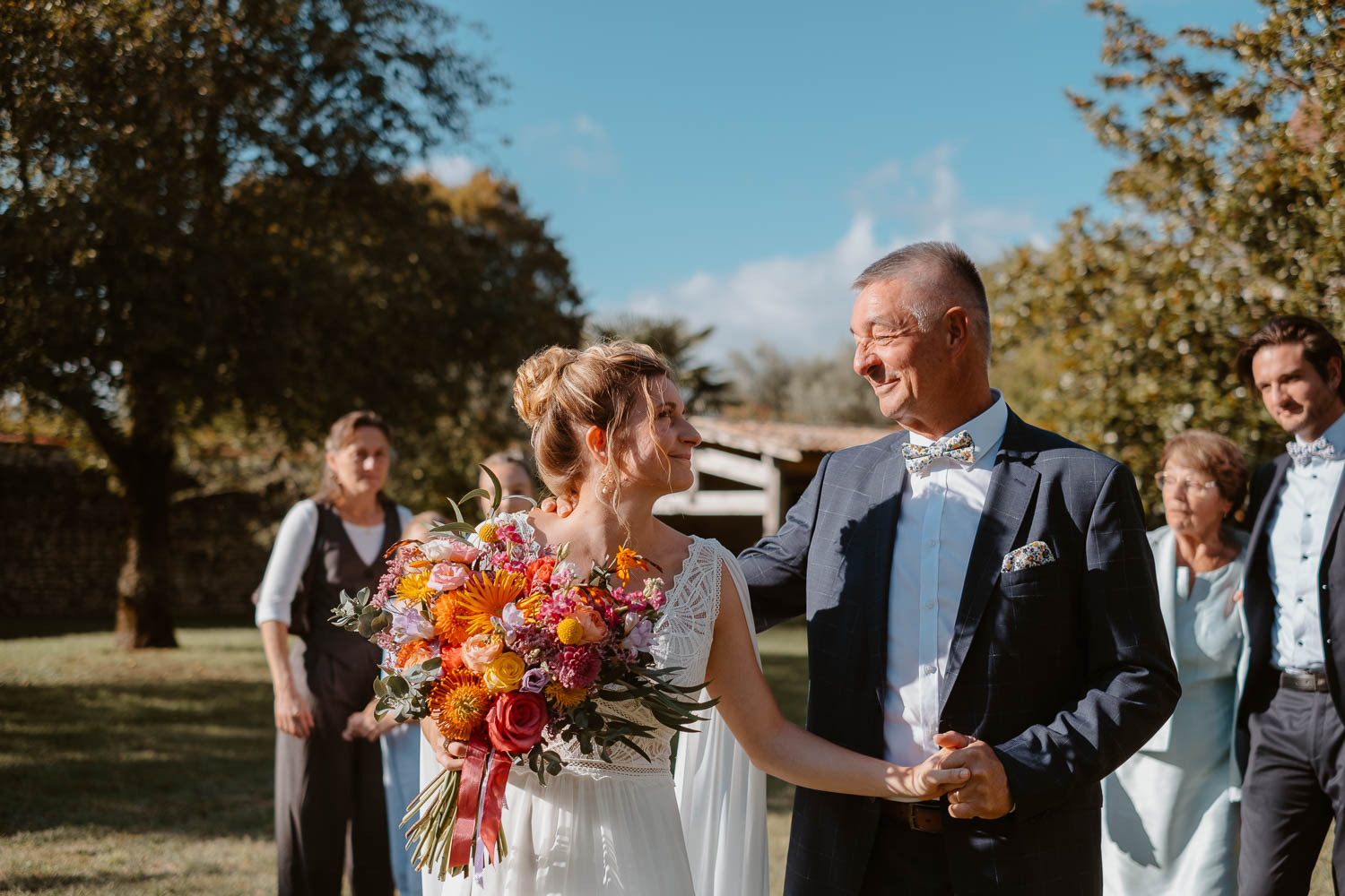 Embrassades et calins lors d'une cérémonie laïque de mariage