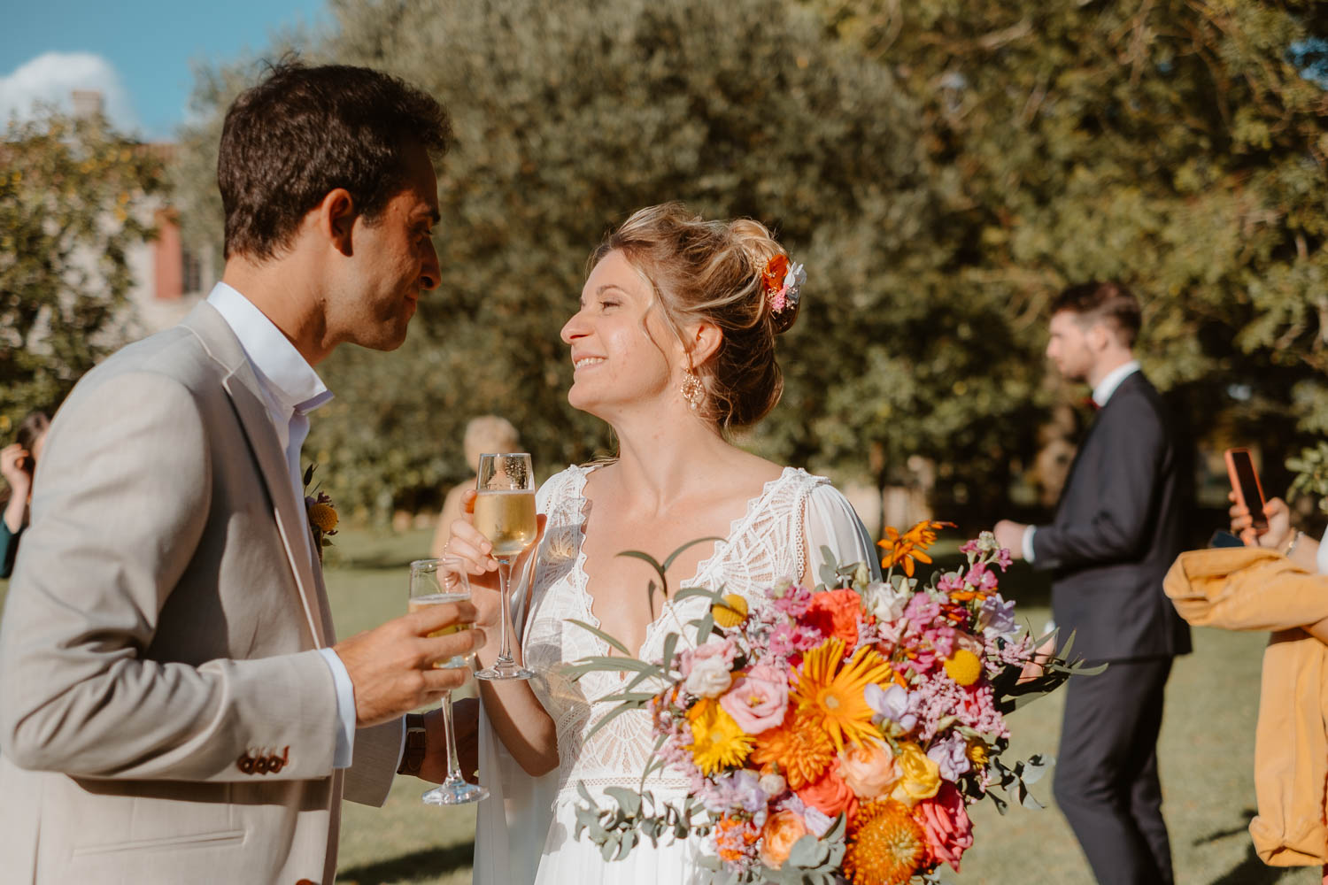 Mariés et champagne lors du cocktail d’un mariage au Château de Théon en Charente Maritime