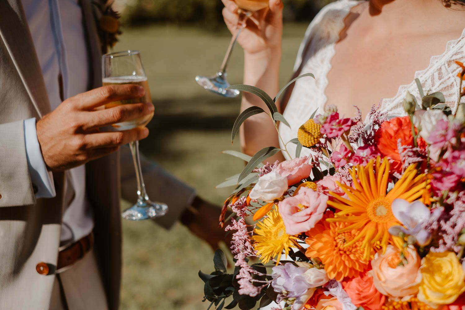 Mariés et champagne lors du cocktail d’un mariage au Château de Théon en Charente Maritime