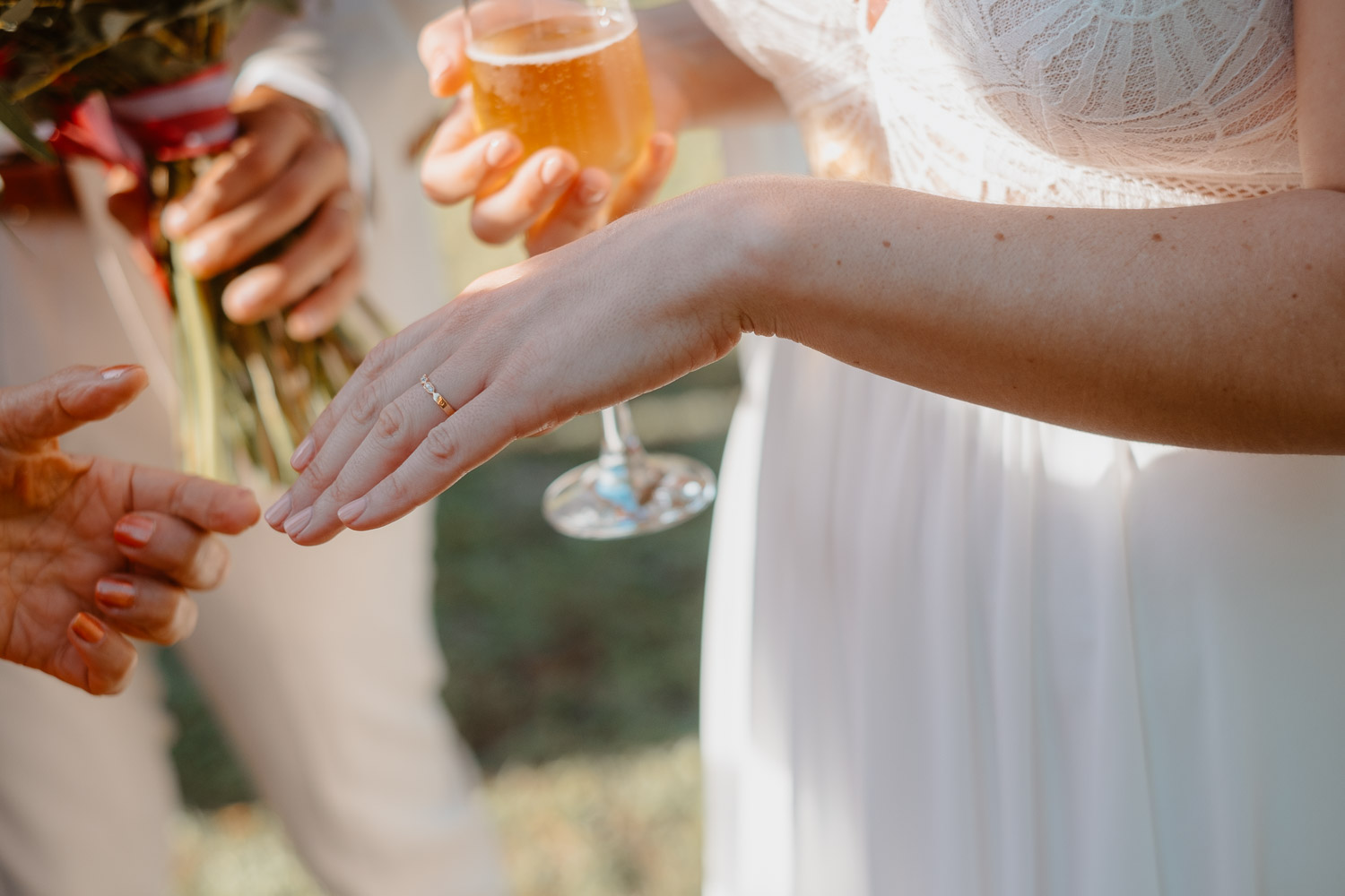 Mariés et champagne lors du cocktail d’un mariage au Château de Théon en Charente Maritime