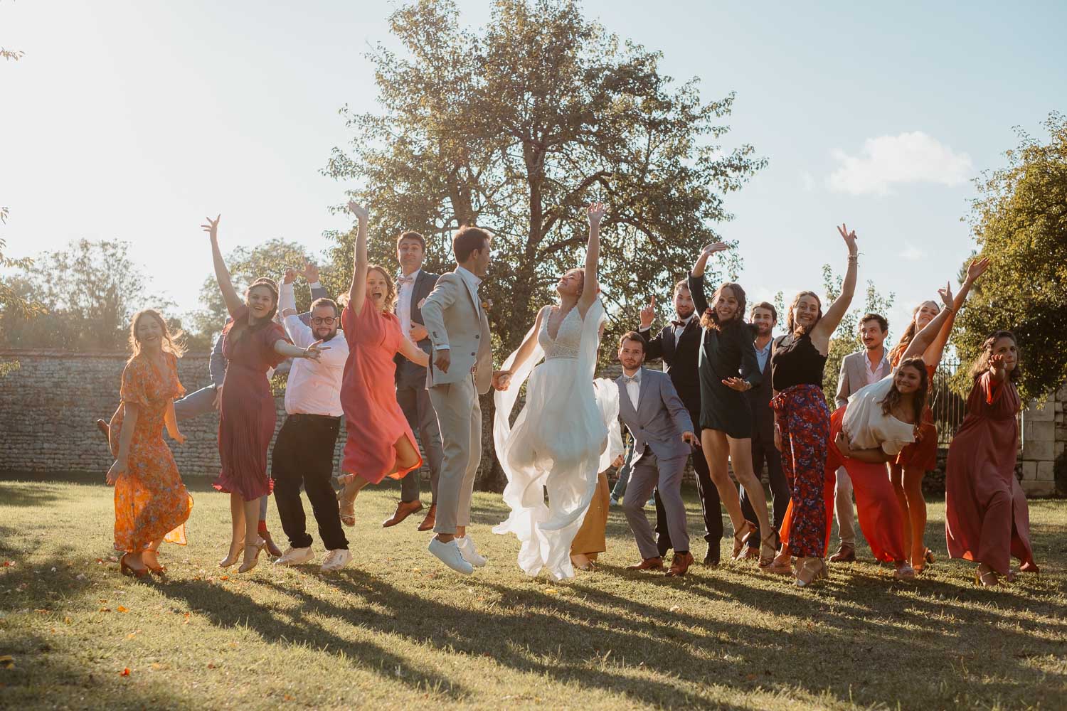 Photo de groupe fun lors du cocktail d’un mariage au Château de Théon en Charente Maritime