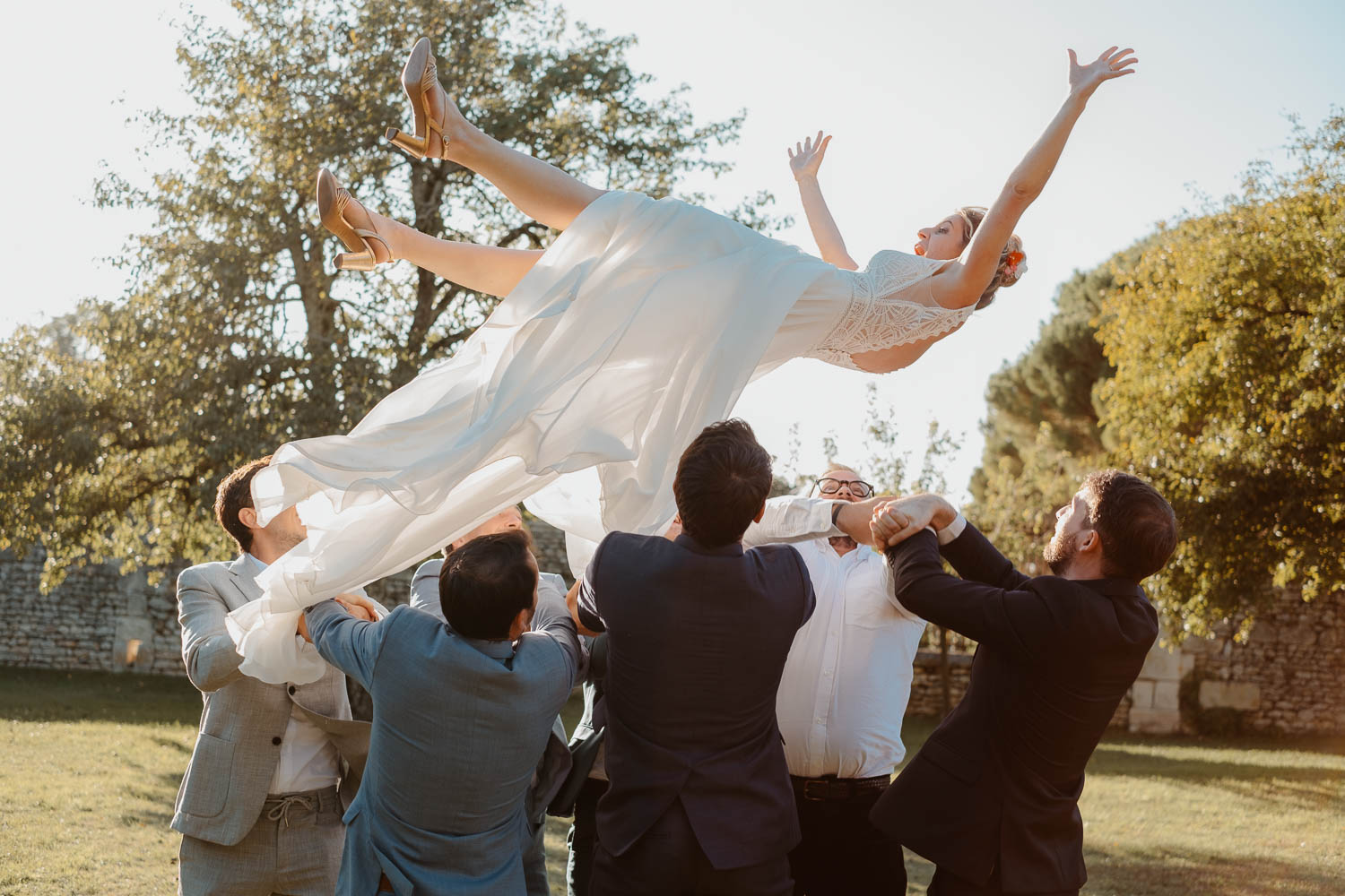 Lancé de mariée fun lors du cocktail d’un mariage en Charente Maritime