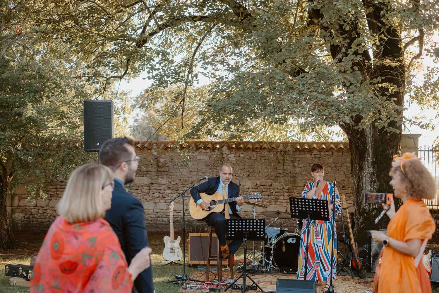 Groupe de pop rock sur un cocktail de mariage au Château de Théon