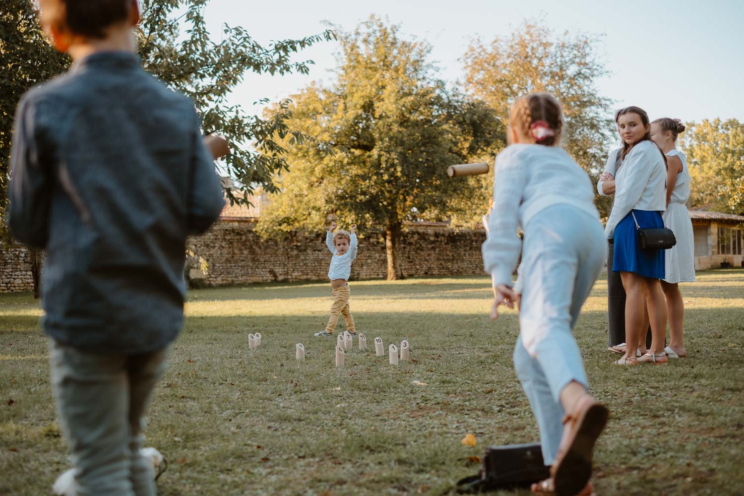 Jeux et instants de vie sur un cocktail de mariage